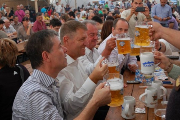 Iohannis a promulgat legea privind reglementările consumului de alcool în locuri publice. Ce se schimbă?