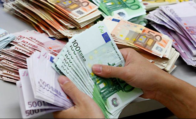 ANALIZĂ Euro a rămas sub 4,8 lei