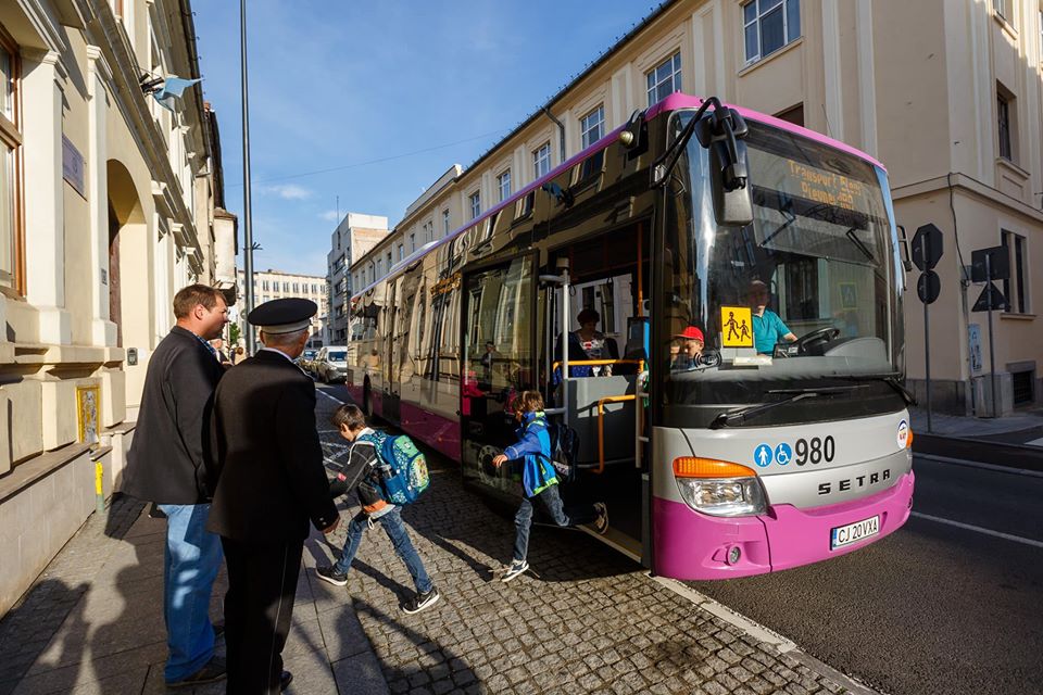 Primăria Cluj-Napoca achiziționează 10 microbuze noi pentru extinderea transportului dedicat elevilor, sursă foto: Facebook Emil Boc