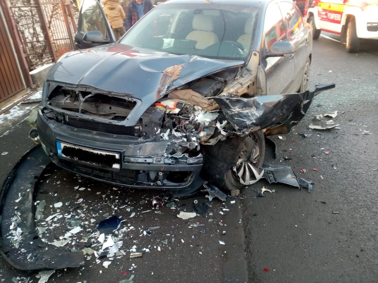 Două mașini implicate într-un accident pe Frunzișului. Patru victime au ajuns pe patul de spital, sursă foto: ISU Cluj