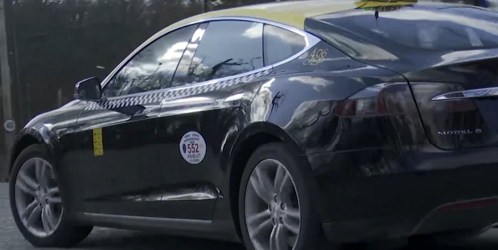 Ardelean inovativ. Practică taximetria cu o Tesla, tariful fixat a rămas același!, sursă foto: captură video MediaFax