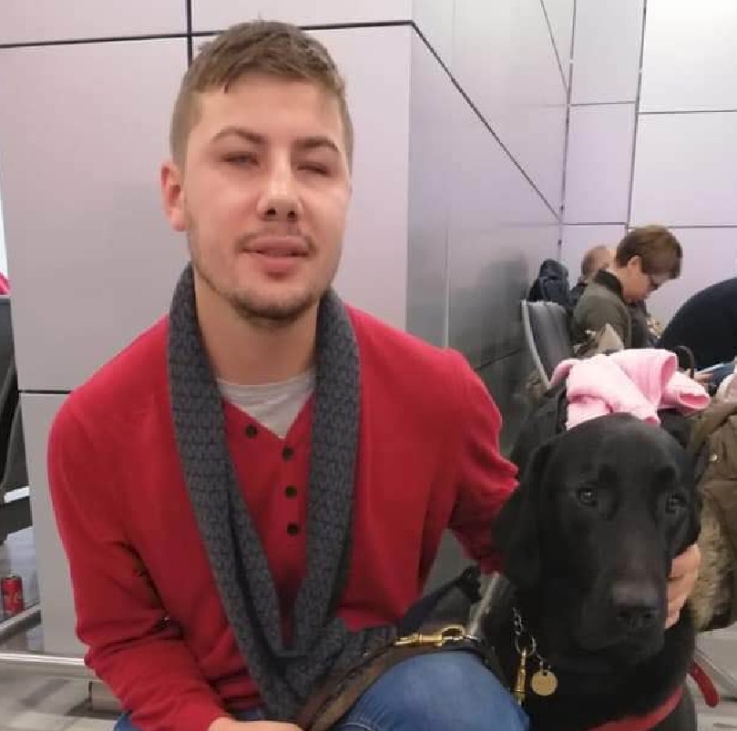 Un nevăzător a vrut să ajungă cu trenul la Cluj. N-a fost lăsat la cușetă pentru că era însoțit de câinele ghid!