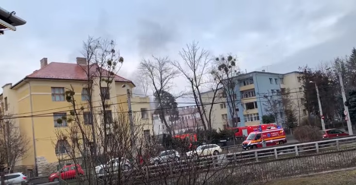 Incendiu la Cluj-Napoca. O femeie în vârstă, intoxicată cu fum, transportată de urgență la spital, sursă foto: Facebook Info Trafic jud. Cluj