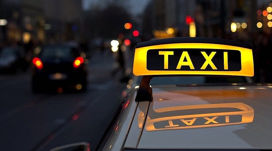 Deși avea interzis la condus, un clujean practica nestingherit taximetria în Piața Gării