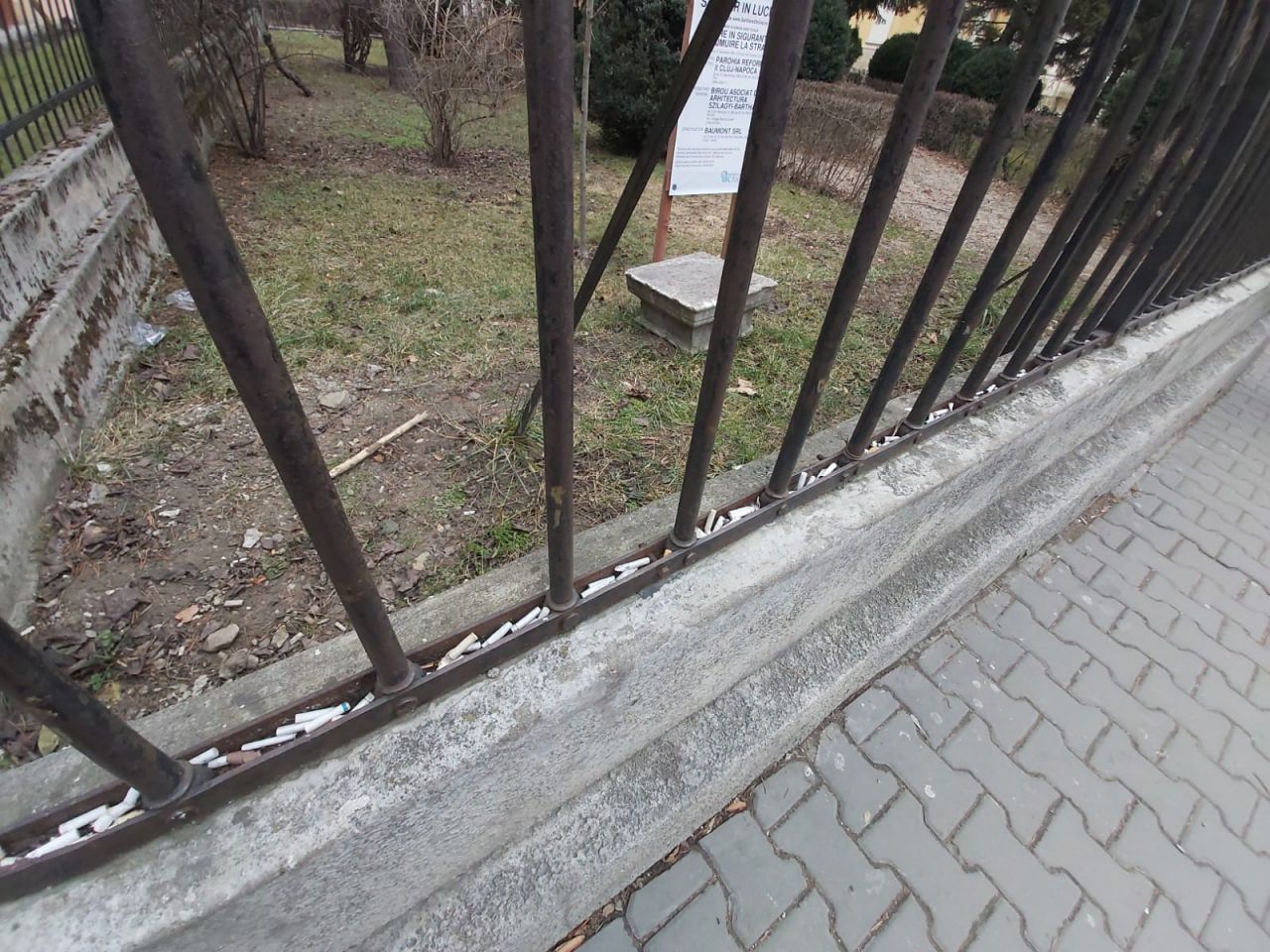 La Cluj NU e mereu altfel! Fumătorii au transformat un gard într-o scrumieră improvizată, sursă foto: monitorulcj.ro