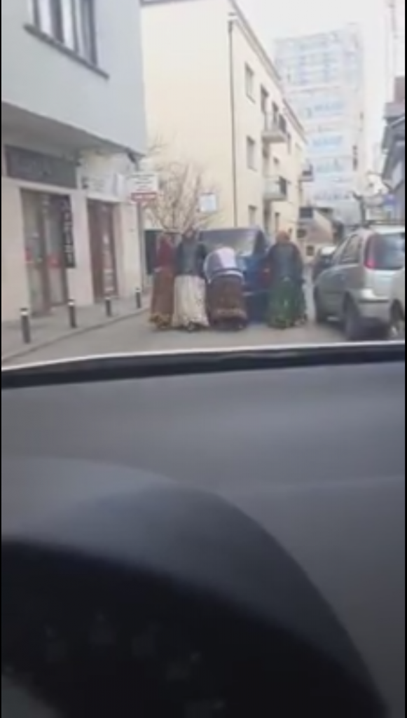 Imaginea zilei în Cluj-Napoca! Patru „fuste” împing o mașină. VIDEO, sursă video: Facebook Info Trafic jud. Cluj