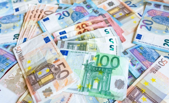 ANALIZĂ Euro a urcat aproape de 4,82 lei