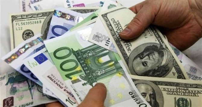 euro-sta-dobanzile-scad-dolarul-creste