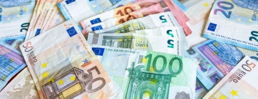 Euro nu s-a îndepărtat de 4,83 lei