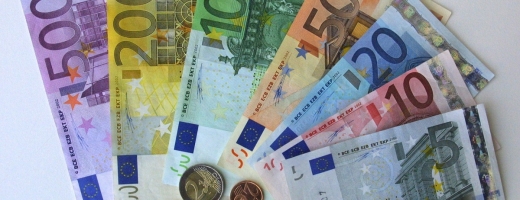 Euro se întoarce la 4,83 lei