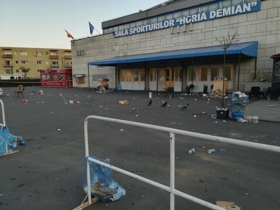 Românii reveniţi din ZONA Roşie au lăsat sute de gunoaie la Sala Sporturilor