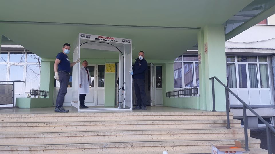 Voluntarii CERT Transilvania a montat porți de decontaminare la încă trei spitale