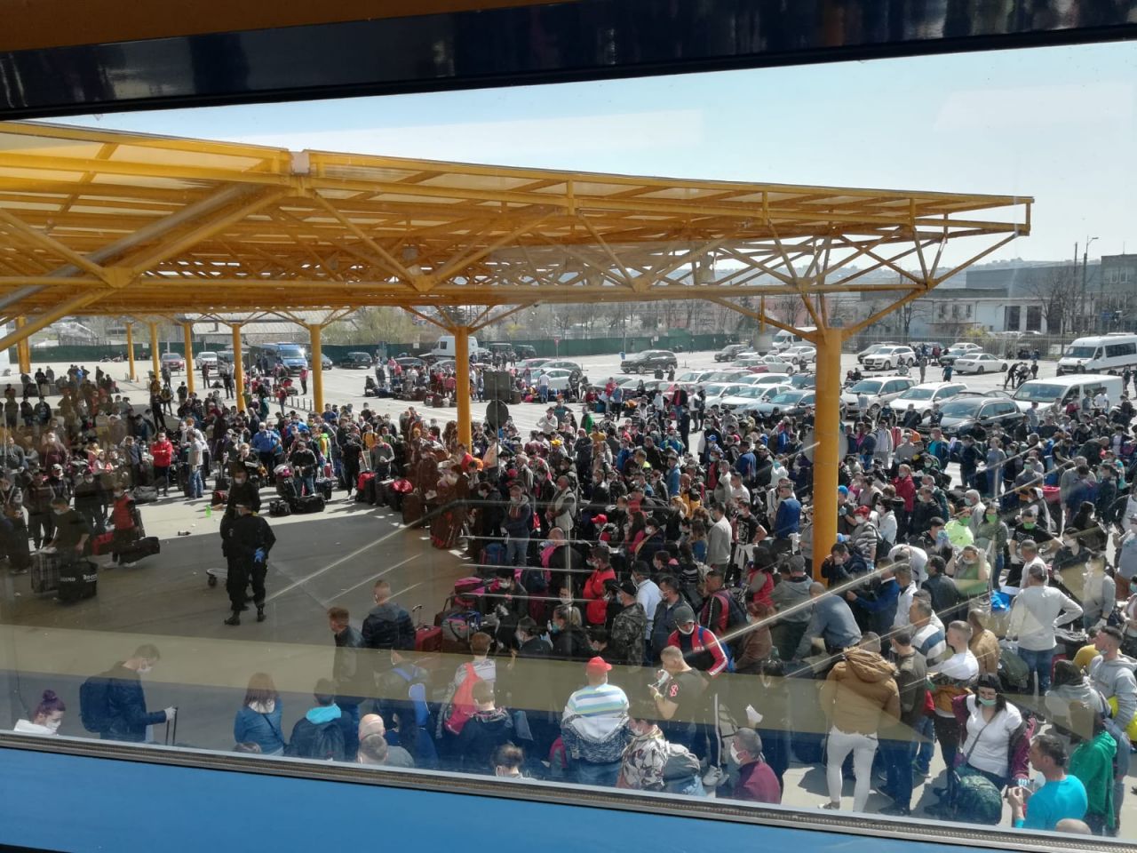 Puhoi de oameni la Aeroportul Cluj. Distanțarea socială nu a fost respectată de sute de muncitori care plecau spre Germania