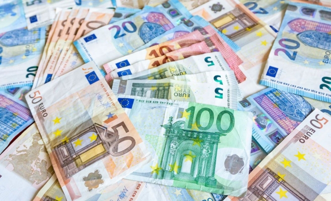  Euro a scăzut cu peste jumătate de ban