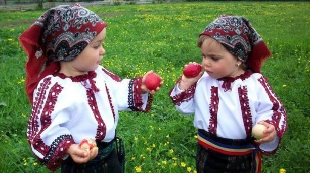 Paștele în Transilvania: tradiții și superstiții. În Cluj unii oameni împodobesc crengile copacilor