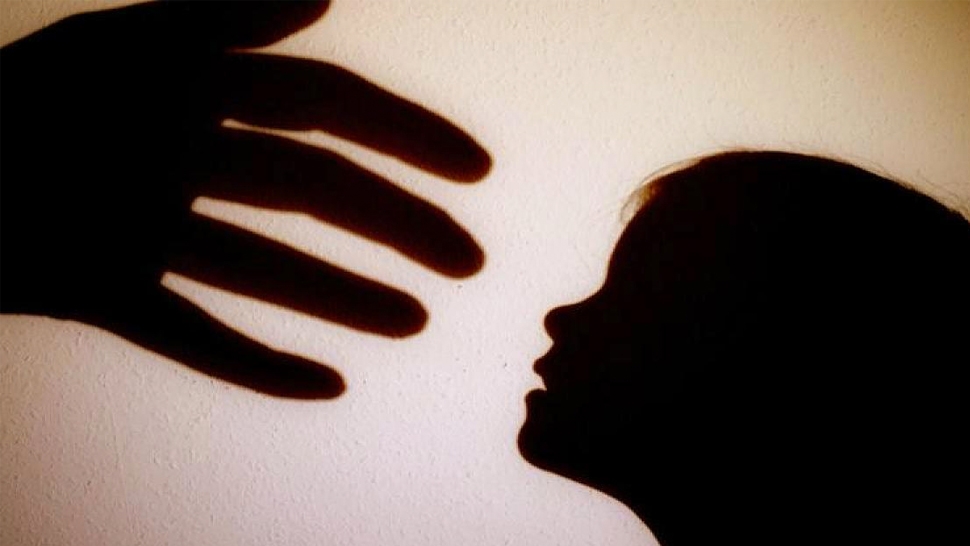 PERCHEZIȚII în Huedin, în cazul unui bărbat acuzat că a întreținut ACTE SEXUALE cu minori între 10 și 17 ani