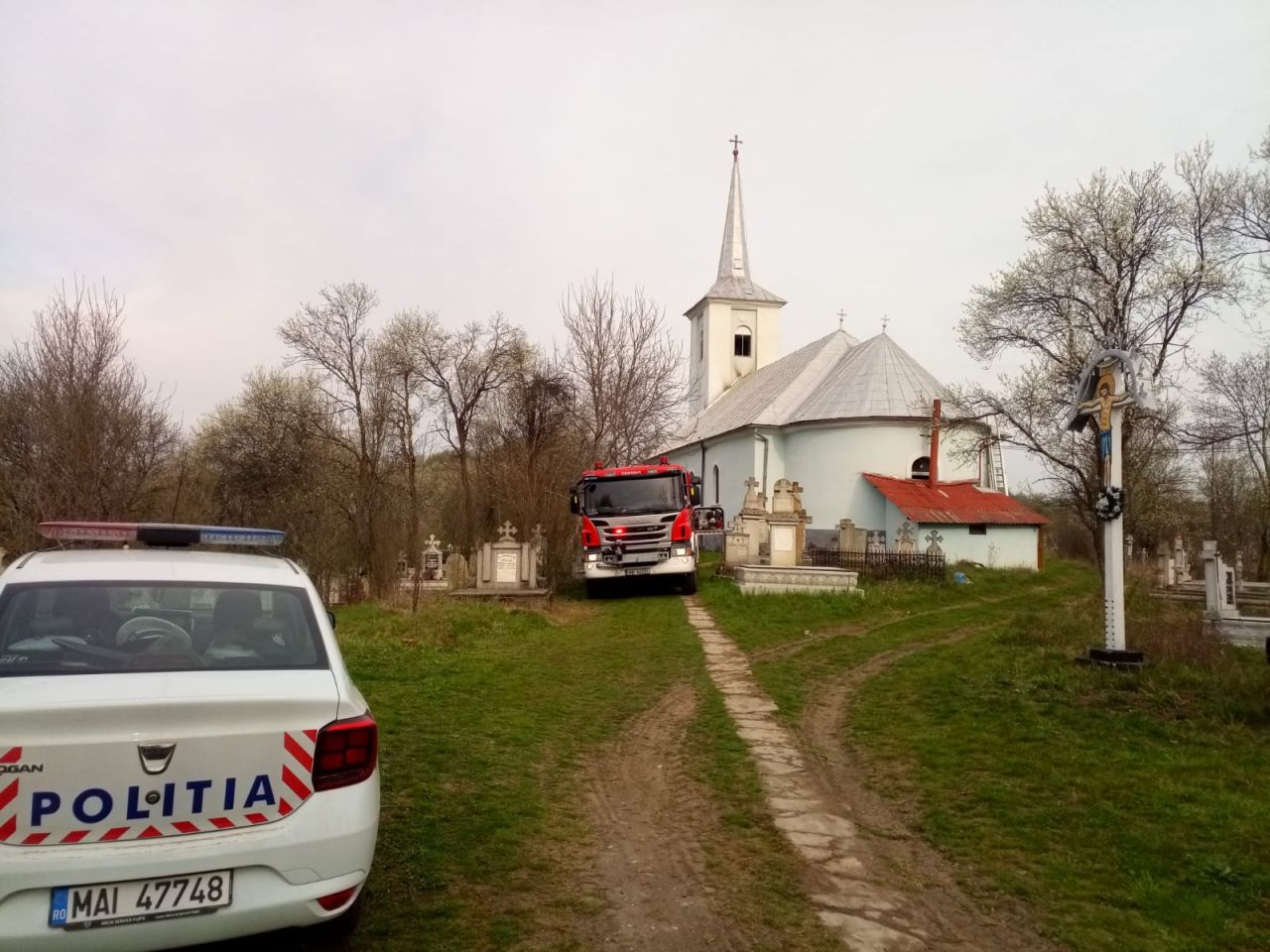 Sărbători pascale cu emoții într-un sat clujean. Un INCENDIU a pus în primejdie biserica, sursă foto: ISU Cluj
