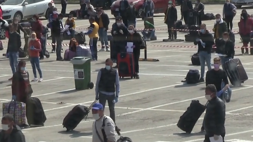 Muncitorii plecați la muncă în Austria de pe Aeroportul Cluj, în IZOLARE. Unul dintre ei are coronavirus, sursă foto: captură video A1