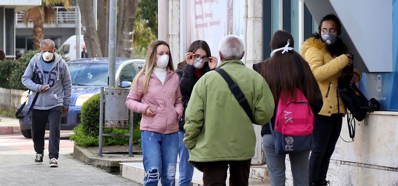 După ridicarea restricțiilor, românii vor fi OBLIGAȚI să poarte mască și mănuși când ies din case