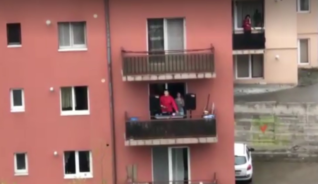 La Cluj, We No Speak Americano! Un tânăr și-a distrat vecinii cu muzică la maxim de pe balcon, sursă foto: captură video Știrile ProTV