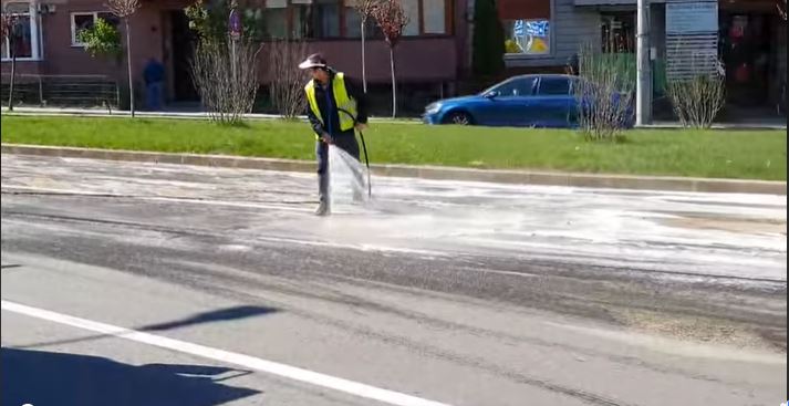 Spălarea străzilor nu se face corect? „Muncitori, fără măști de protecție, cu un furtun obosit, întind praful pe străzile Clujului”.