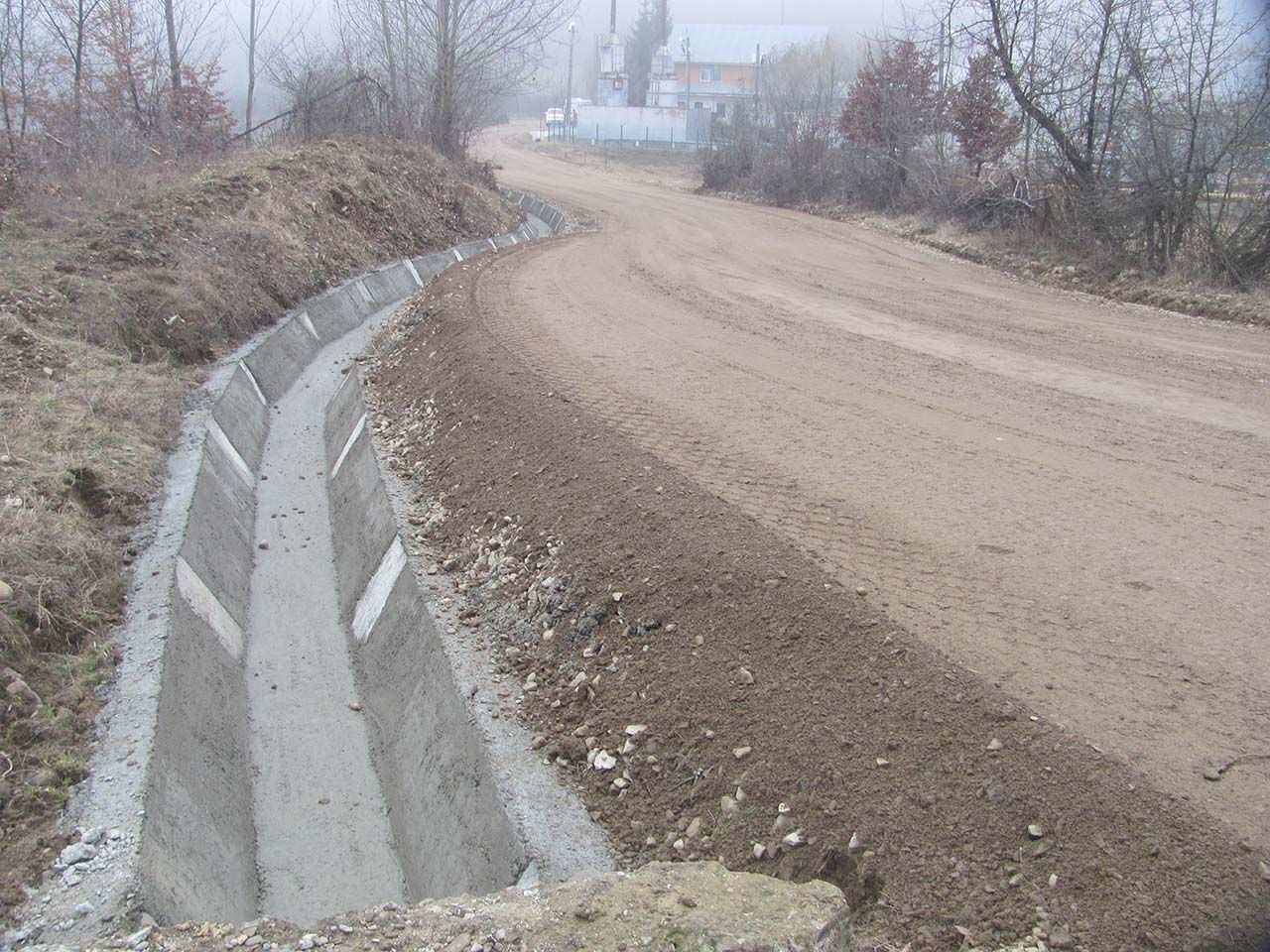 E jale la capitolul infrastructură rutieră în România: 26.000 de km de drumuri pietruite și 866 de km de autostradă