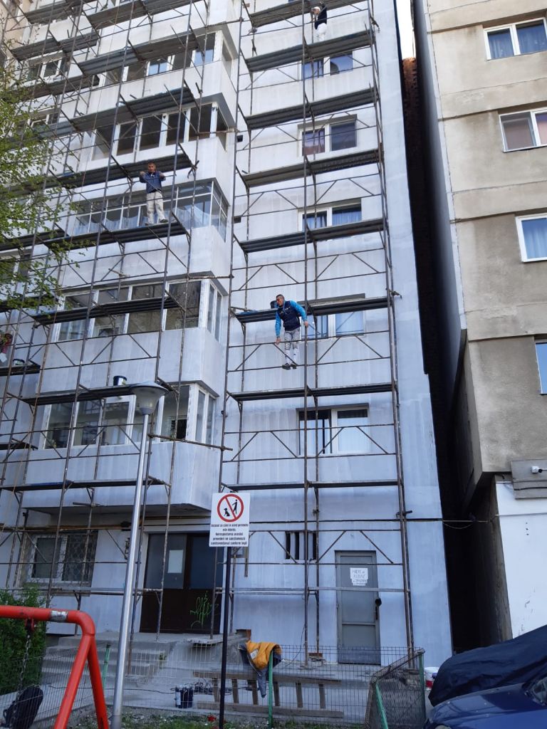 În plină pandemie de COVID-19 la Cluj-Napoca se izolează blocuri fără nicio măsură de precauţie