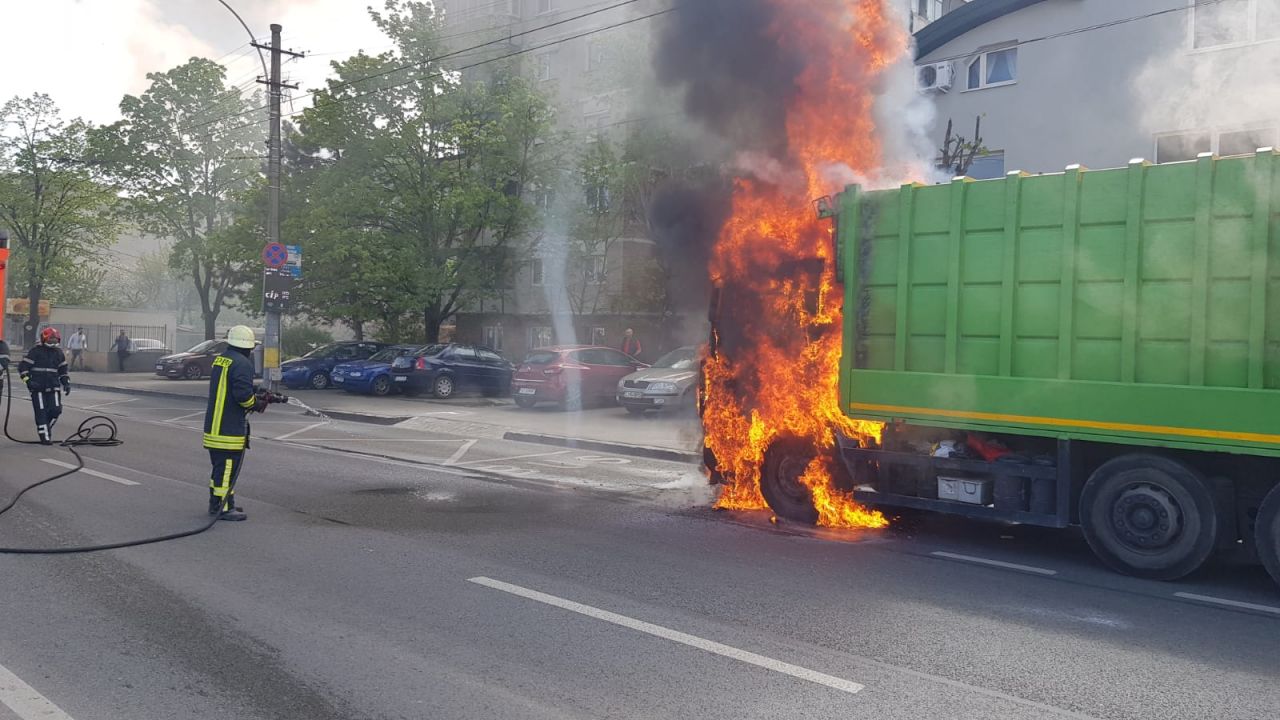 O mașină de gunoi A LUAT FOC, în Cluj