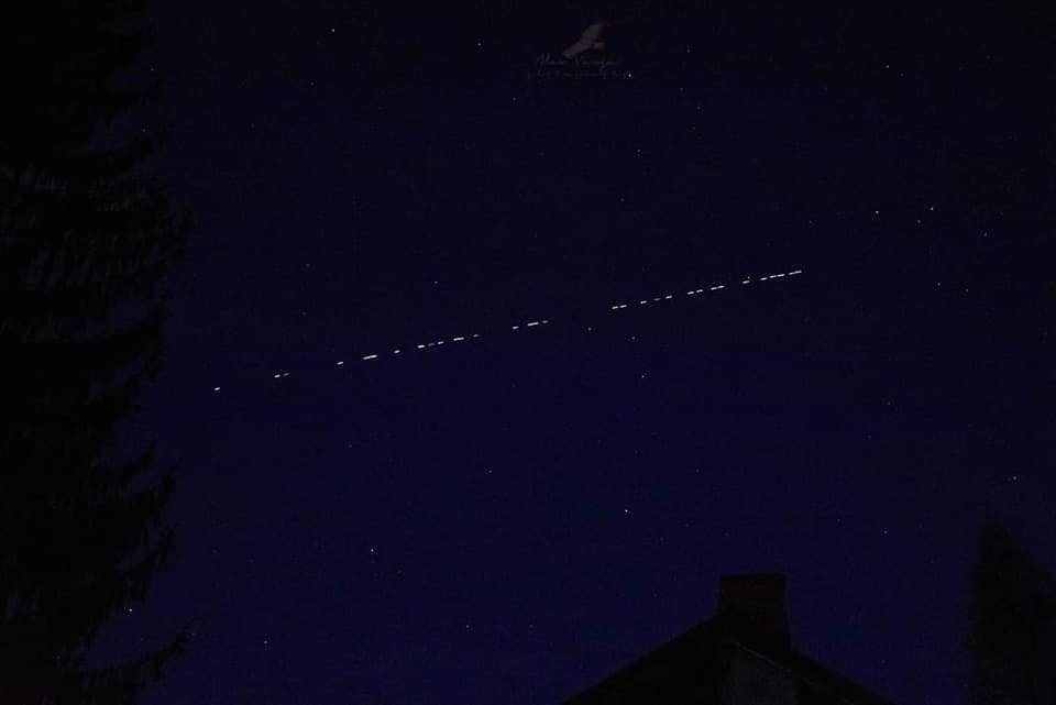Imagini inedite. Șir de sateliți StarLink, vizibil pe cerul Clujului
