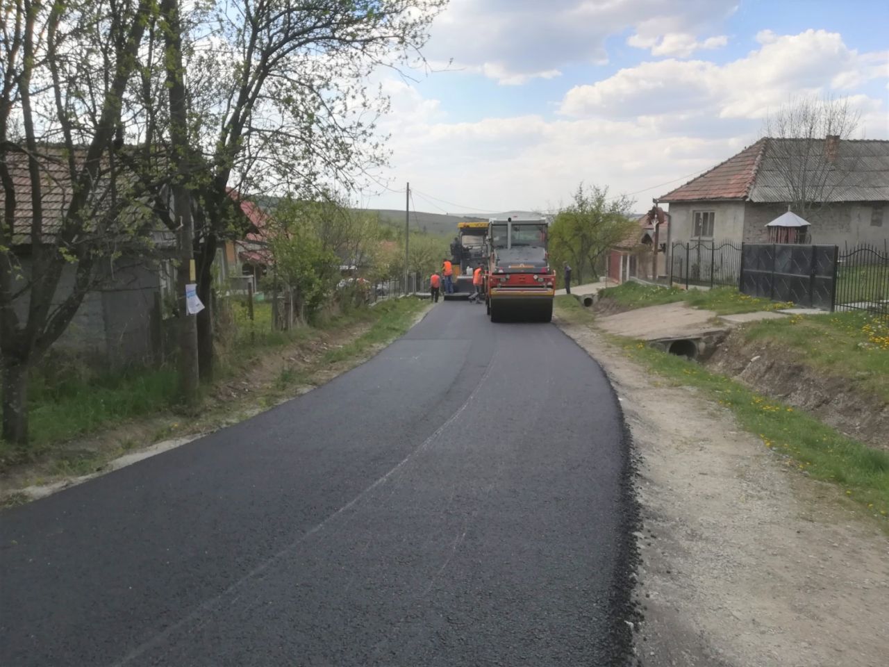 Asta da performanță! Ieri doar se pregăteau, azi au terminat deja asfaltarea drumului județean, sursă foto: CJ Cluj