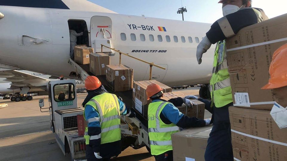 Un avion cu echipamente de protecţie împotriva coronavirusului urmează să ajungă la Cluj-Napoca