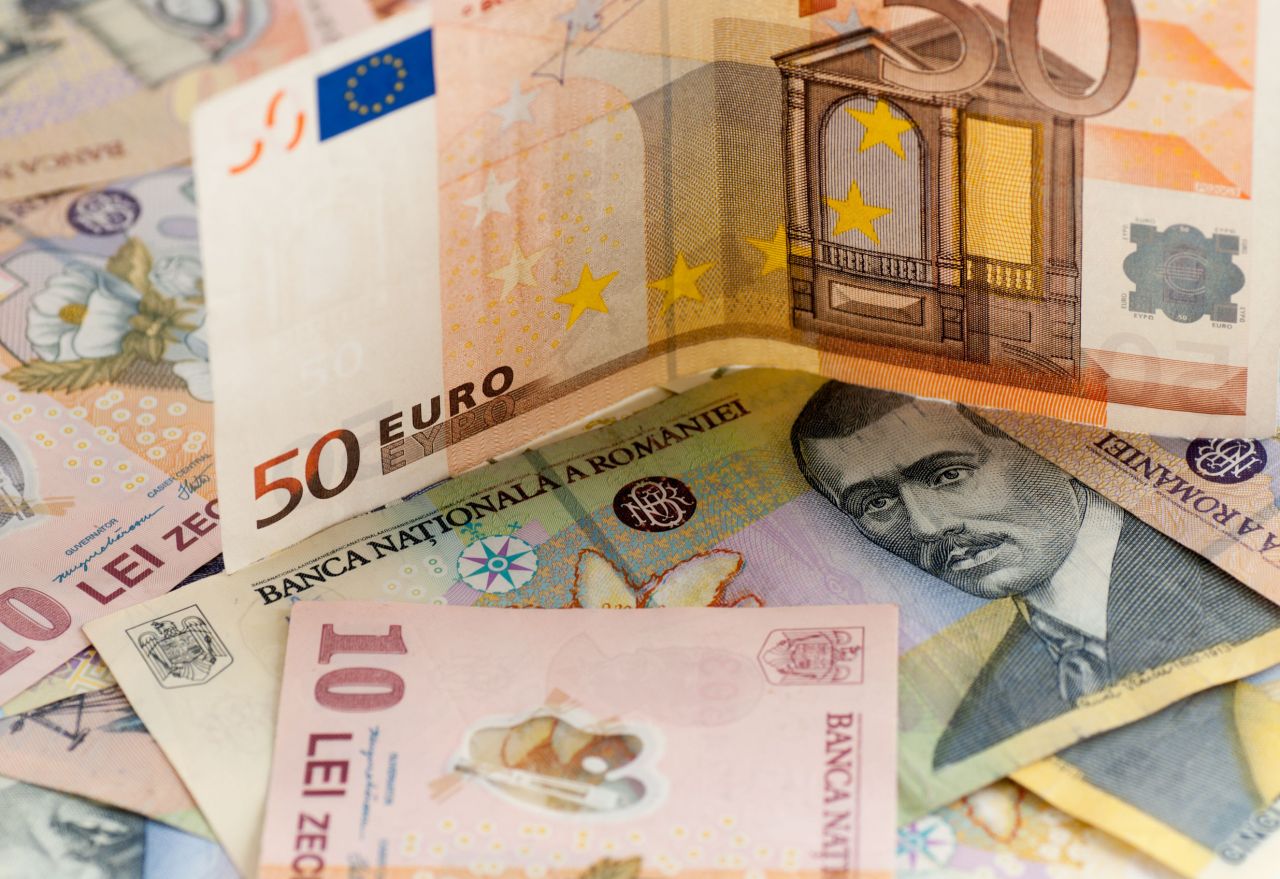 ANALIZA SĂPTĂMÂNALĂ. Euro a crescut în aprilie cu 1,7 bani