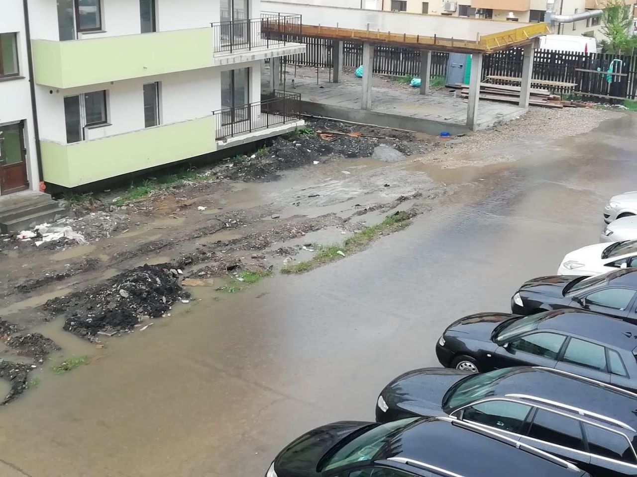 O amărâtă de ploaie de vară a revărsat canalizarea din Florești