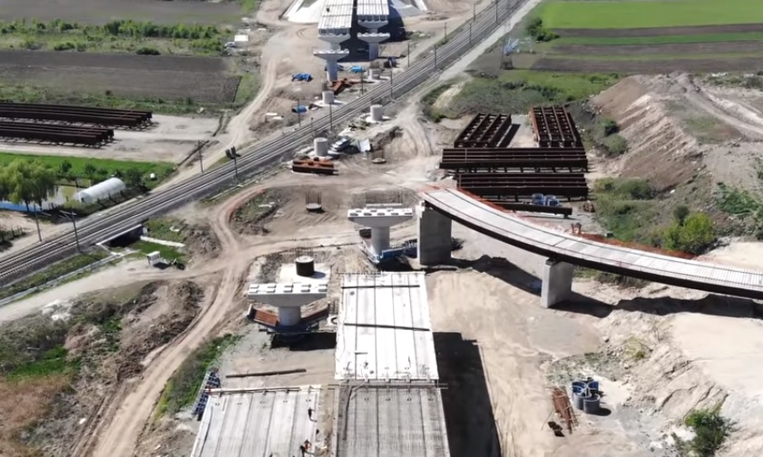 Autostrada Sebeș-Turda, „60% gata în 2020”. Conducerea CNAIR recunoaște adevărul din teren: „Nu au cum să termine!”, sursă foto: captură video Ziarul Unirea