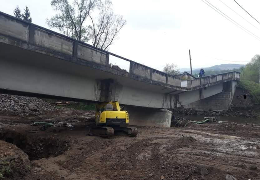 Podul de la Valea Drăganului s-a SURPAT din cauza unor lucrări de consolidare!