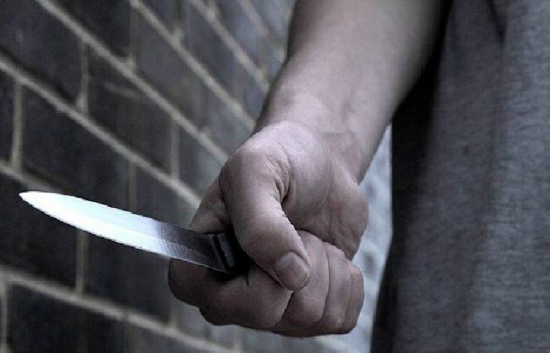 Un bărbat și-a bătut sora și a tăiat-o cu un cuțit, după care l-a lovit și pe iubitul femeii