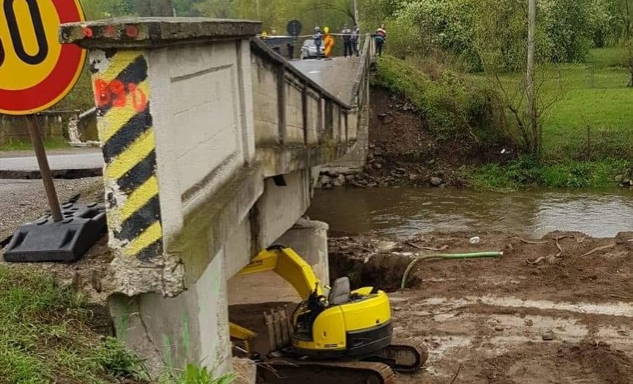 Podul de beton s-a dărâmat. „Doreii l-au distrus, ploaia și Crișul Repede vor fi de vină!” Pe unde se circulă acum înspre Valea Drăganului?, sursă foto: Horia Nasra