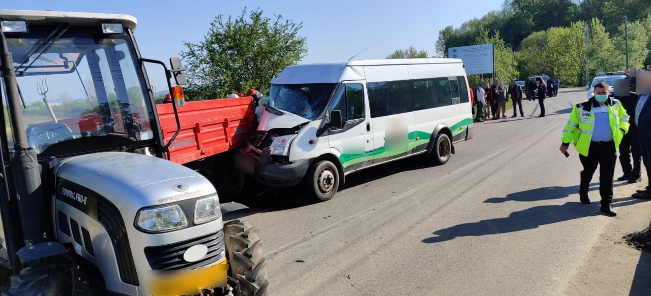 ACCIDENT la Jucu. Un microbuz cu 16 persoane a lovit un tractor