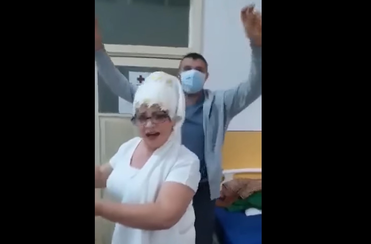 Medicii infectați cu coronavirus au dat petrecere într-un spital. Poliția a spart cheful