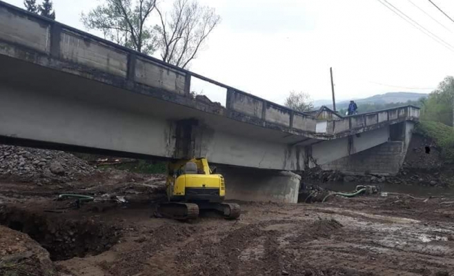 Podul de la Valea Drăganului era „pericol public”. Primarul din Poieni: „Vibra de-ți săreau plombele”