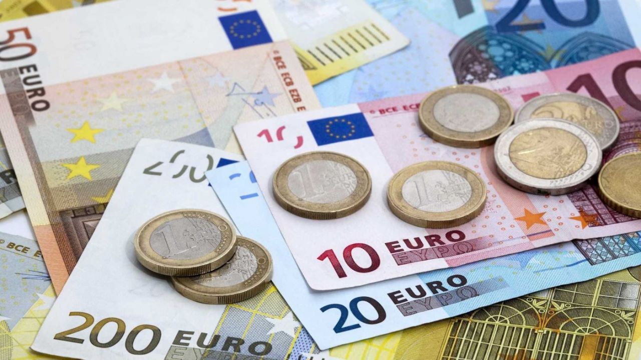 ANALIZĂ Schimbări minime ale cursului. Cum a evoluat piața valutară? Cât costă un euro?