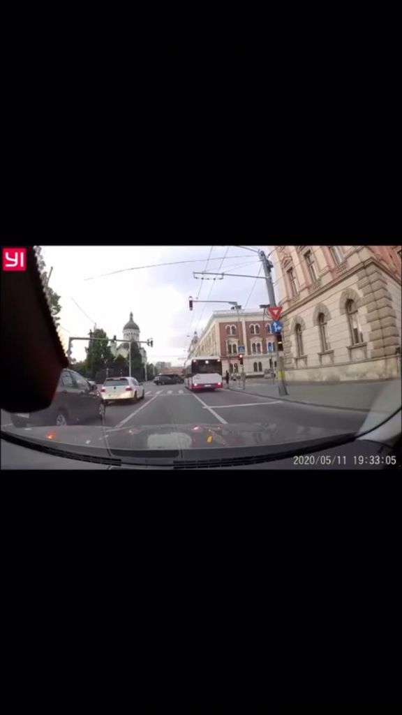 VIDEO. ACCIDENTUL între o dubă a JANDARMERIEI şi o maşină petrecut în Piaţa Avram Iancu a fost filmat