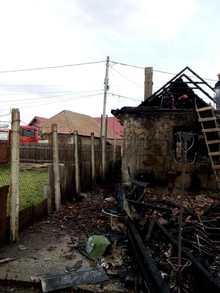 Incendiu la o casă din Iclod. Materiale combustibile au fost depozitate în apropierea sobei