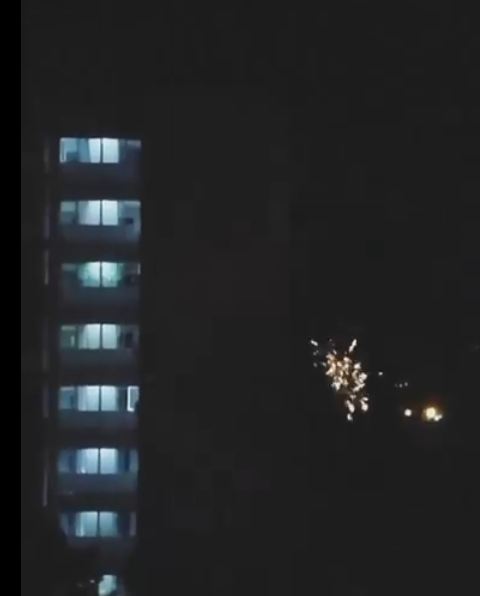 Ieşirea din STAREA DE URGENŢĂ, sărbătorită cu focuri de artifici de români. VIDEO