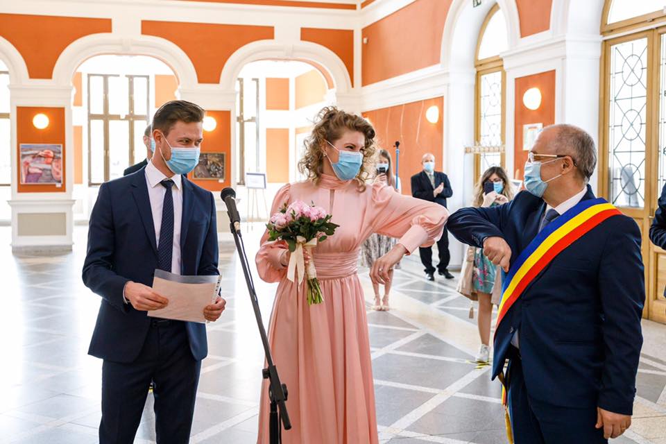 7 cupluri s-au căsătorit astăzi la Cluj-Napoca. Ce reguli au urmat tinerii însurați