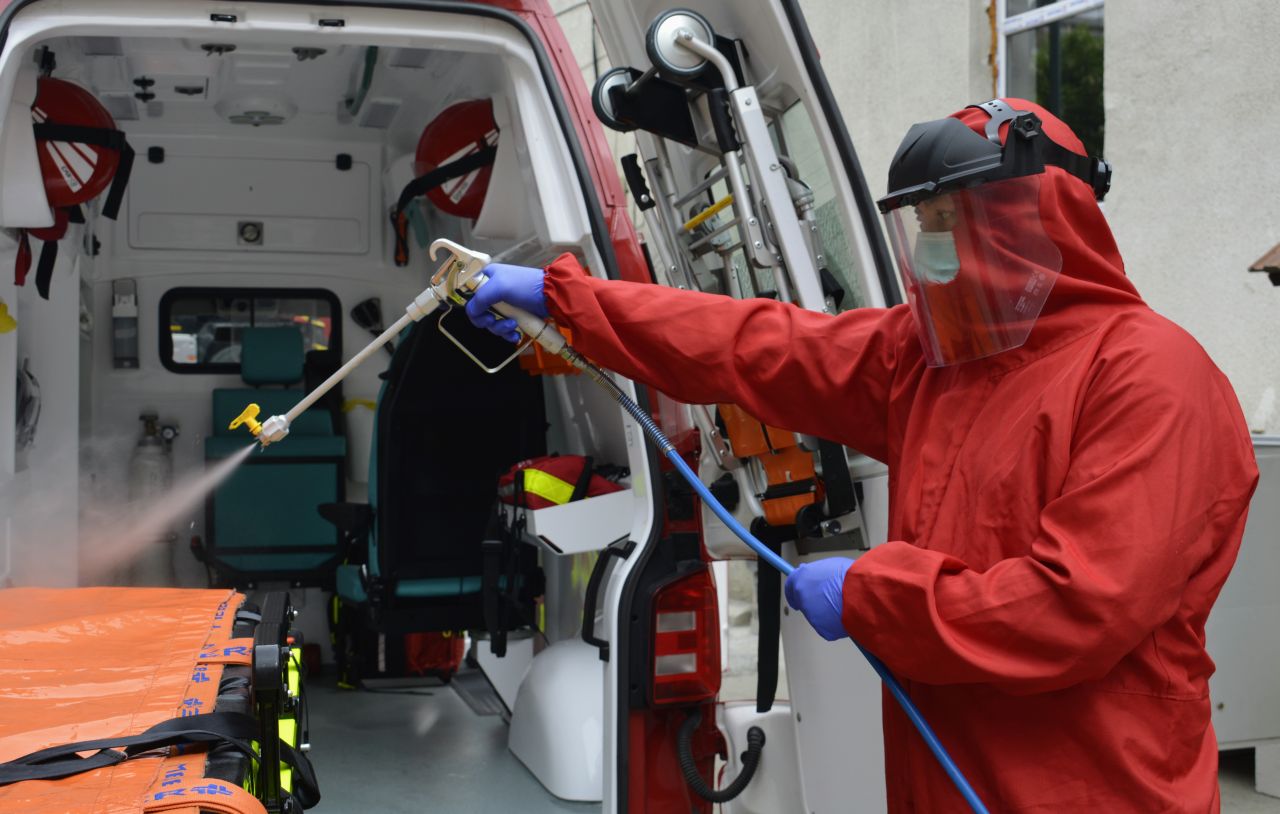 pompierul care are grijă ca ambulanțele SMURD sunt dezinfectate