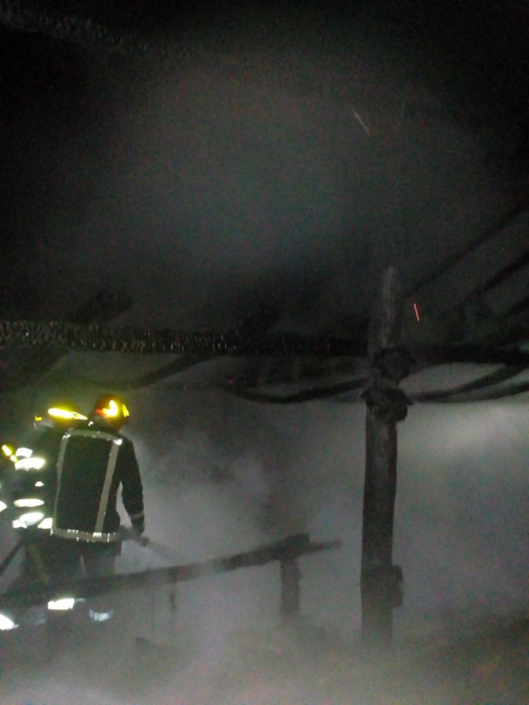 Un grajd s-a făcut scrum, într-o localitate din Cluj. Pompierii suspectează că ar fi fost incendiat intenționat