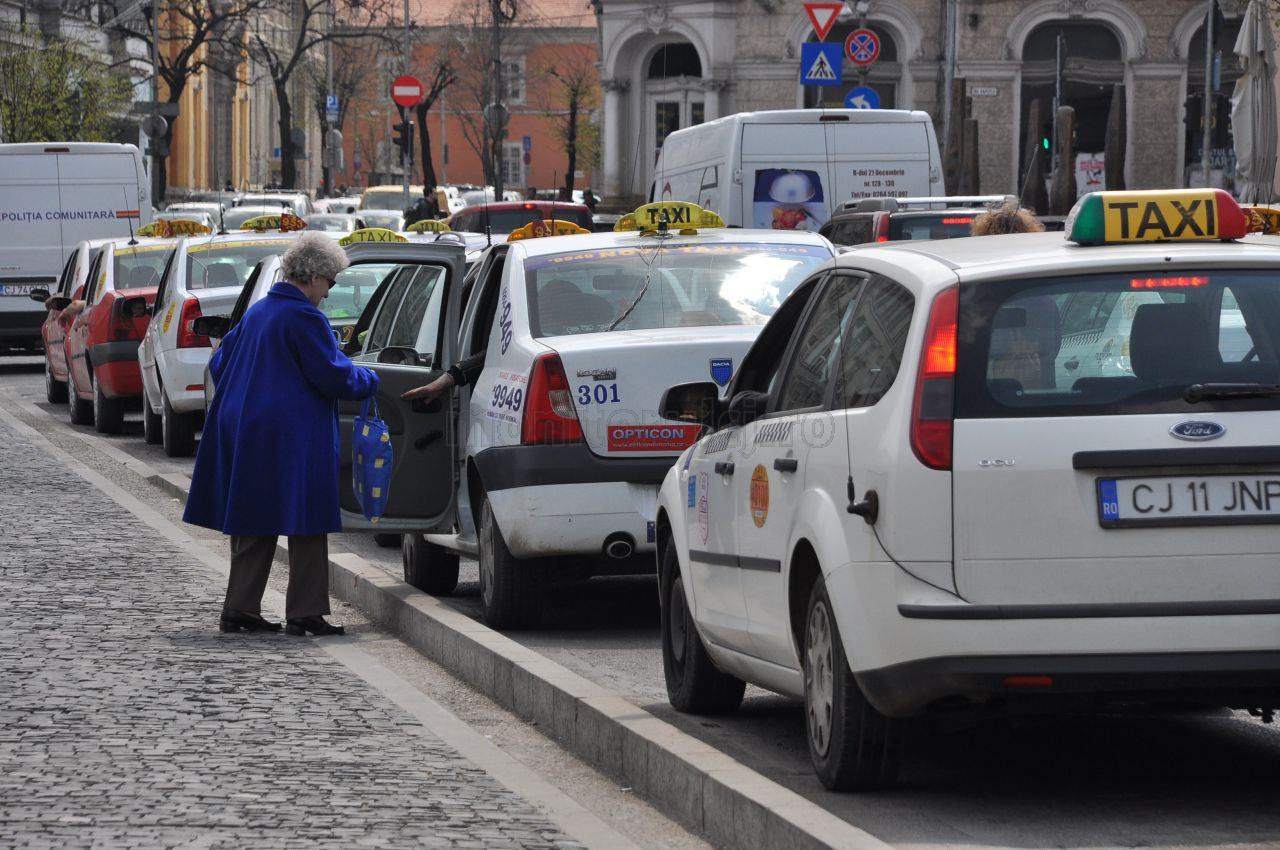 Ce reguli trebuie să respecți când circuli cu taxi-ul, în starea de urgență