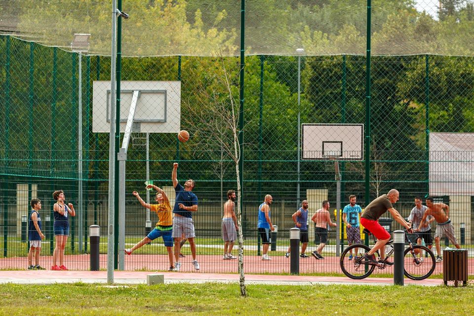 Clujenii, nemulțumiți că nu pot juca baschet la Baza Sportivă Gheorgheni. Terenurile sunt închise!