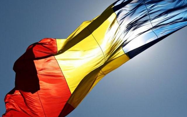 Ce au pățit doi minori, după ce au aruncat drapelul României într-o râpă